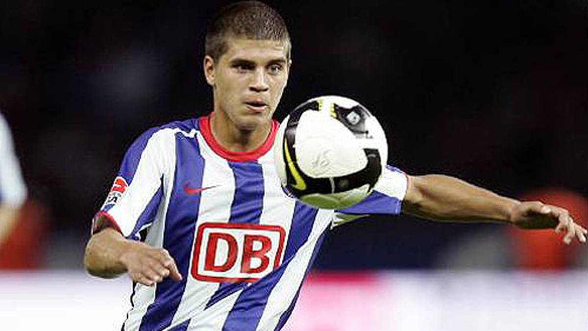 PLATZ 14 - LENNARD HARTMANN: Hartmann schreibt mit seinem Bundesligadebüt in der Saison 2008/09 Klubgeschichte. Mit 17 Jahren, 4 Monaten und 14 Tagen ist er der jüngste Profi der Hertha. Fast seine ganze Jugend spielt der defensive Mittelfeldspieler in Berlin