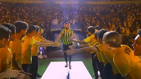 Nach Cristiano Ronaldo ist der nächste Ex-Madrilene in Saudi-Arabien angekommen. Karim Benzema wurde von den Al-Ittihad-Fans im King Abdullah Sport City Stadium warm empfangen.