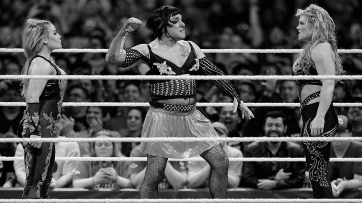 An Position 29 betritt Santina Marella den Rumble. Marella hatte einst eine skurrile Fehde mit Beth Phoenix, die nun wieder auflebt. Der allererste Mann in Frauen-Rumbles ist allerdings nach wenigen Sekunden wieder Geschichte, Phoenix  beendet den Geschlechtertausch des Italo-Kanadiers schnell