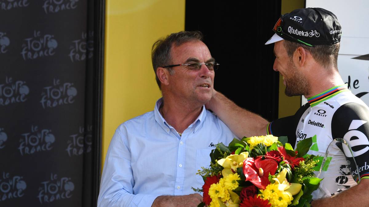 Zur Belohung erhält Cavendish Glückwünsche von der französischen Rad-Legende Bernard Hinault
