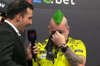 Peter Wright ist nach seinem Sieg über Michael van Gerwen sehr emotional, als er von den Fans unterstützt wurde. 