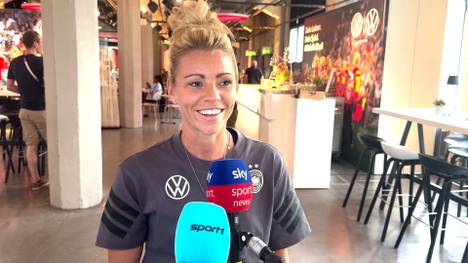 Nach dem Ausfall von DFB-Kapitänin Giulia Gwinn muss es bei den DFB-Frauen weiter gehen. Linda Dallmann und Sarai Linder sprechen über die Stimmung im Team und die beiden Ersatz-Kapitäninnen. 