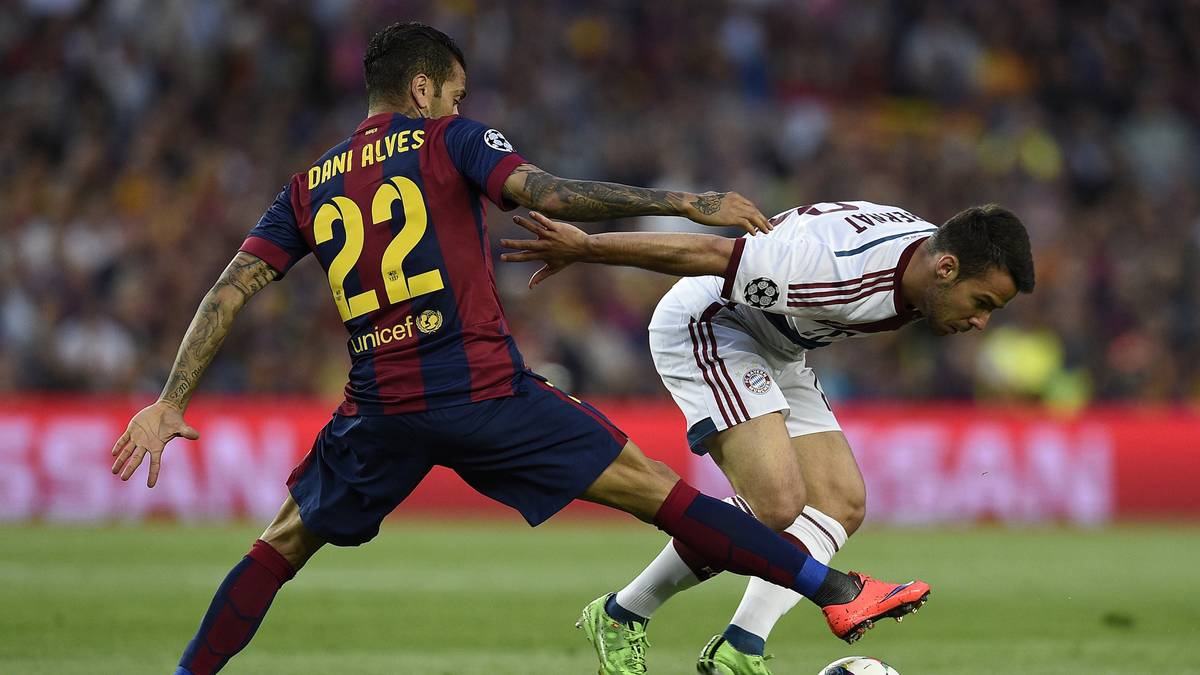 Los geht's! Bayern Juan Bernat rangelt mit Dani Alves um den Ball