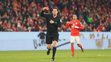 Die Regelhüter der Ifab beschließen eine neue Bestrafung: Spieler können für absichtliches Husten die Rote Karte sehen. 