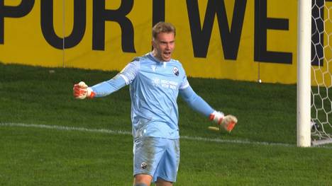 In einem absoluten Pokal-Fight schlägt Sandhausen den Karlsruher SC nach einem hergegebenen Zwei-Tore-Vorsprung und zieht dank Ersatzkeeper Rehnen erstmals sei 2016 ins Achtelfinale des DFB-Pokals ein.