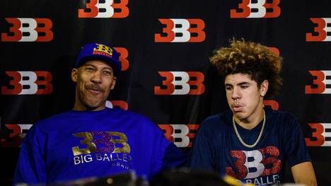 LaVar Ball (L) will seinen Sohn LiAngelo Ball ins Ausland schicken