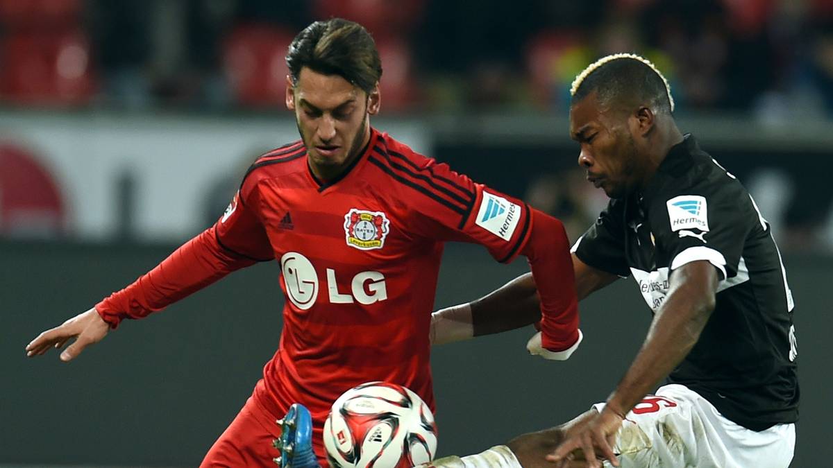 Hakan Calhanoglu wirbelt in Leverkusens Offensive. Hier beendet aber Die Geoffroy Serey das Solo des Leverkuseners