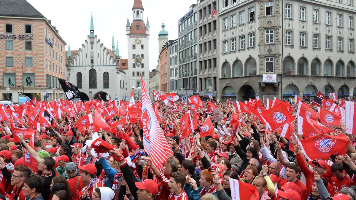 Insgesamt kommen zirka 15.000 Anhänger des FCB ins Münchner Zentrum, um mit ihrem Klub zu feiern