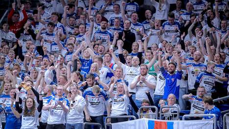 Die Färöer-Fans sorgen für Begeisterung