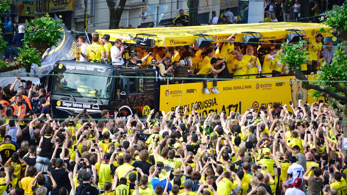 Gegen 17 Uhr ist es soweit. Der BVB-Bus biegt auf den Borsigplatz ein und wird euphorisch von den Fan-Massen gefeiert