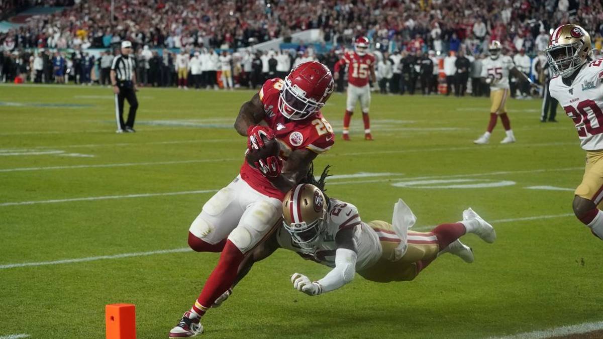 Dann aber steigert sich K.C. im vierten Viertel gewaltig - und dieser Touchdown von Damien Williams, der nach Studium der TV-Bilder von den Referees gegeben wird, bringt die Chiefs endgültig auf die Siegerstraße