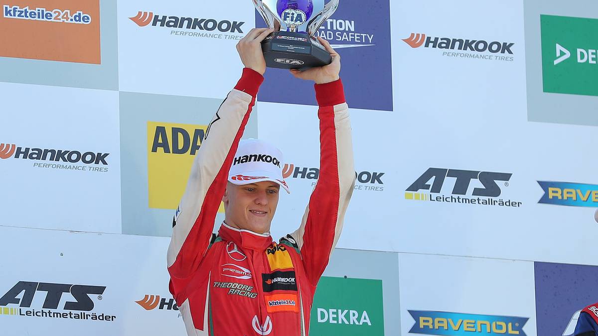 PLATZ 36 - Mick Schumacher sichert sich im zweiten Formel-3-Rennen beim Saisonfinale in Hockenheim souverän den vorzeitigen EM-Titelgewinn - der größte Erfolg seiner jungen Karriere. Die Formel-1-Welt schwärmt vom Sohn von Rekordweltmeister Michael Schumacher und wartet auf den Sprung in die Königsklasse im Motorsport