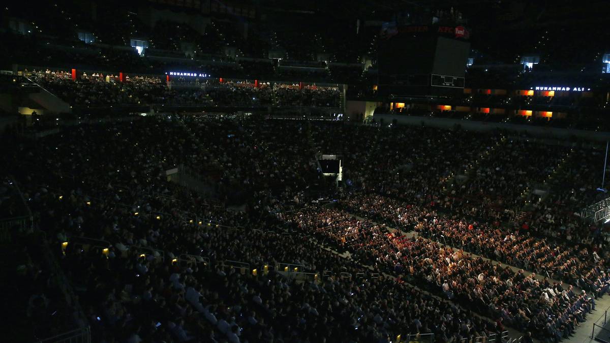 Wie beliebt Ali war, zeigt dieses Bild eindrucksvoll. Es sieht so aus, als würde sich die ganze Welt noch einmal von Ali verabschieden wollen