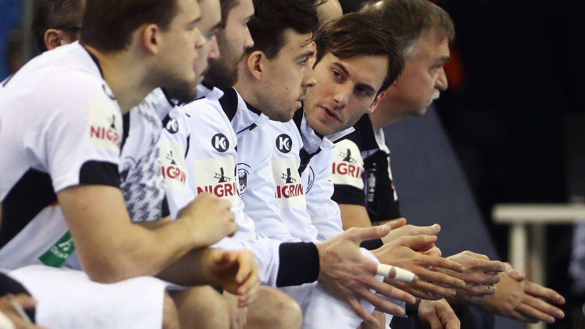 Die "erste Garde" um Uwe Gensheimer (2.v.r.)  verlebt einen entspannten Abend, lediglich zu den Siebenmetern kommt der Kapitän aufs Feld. Er verwandelt alle