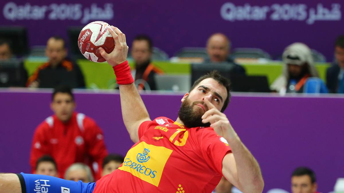 Die Spanier überollen Chile mit ihrer kraftvollen Spielweise, siegen am Ende mit 37:16 (14: 7) und freuen sich ebenso über den Einzug ins Achtelfinale wie ...