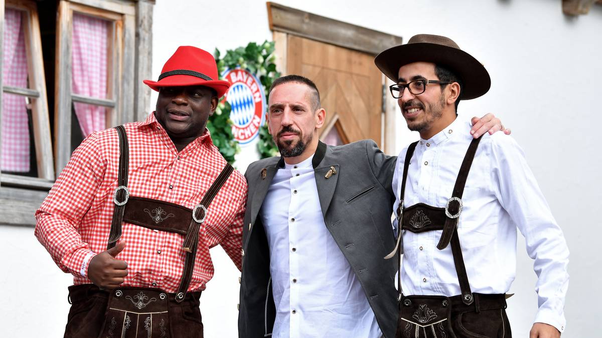 Franck Ribery ist ja bekanntlich für jeden Spaß zu haben und posiert mit zwei Fans vor der Käfer‘s Wiesn-Schänke