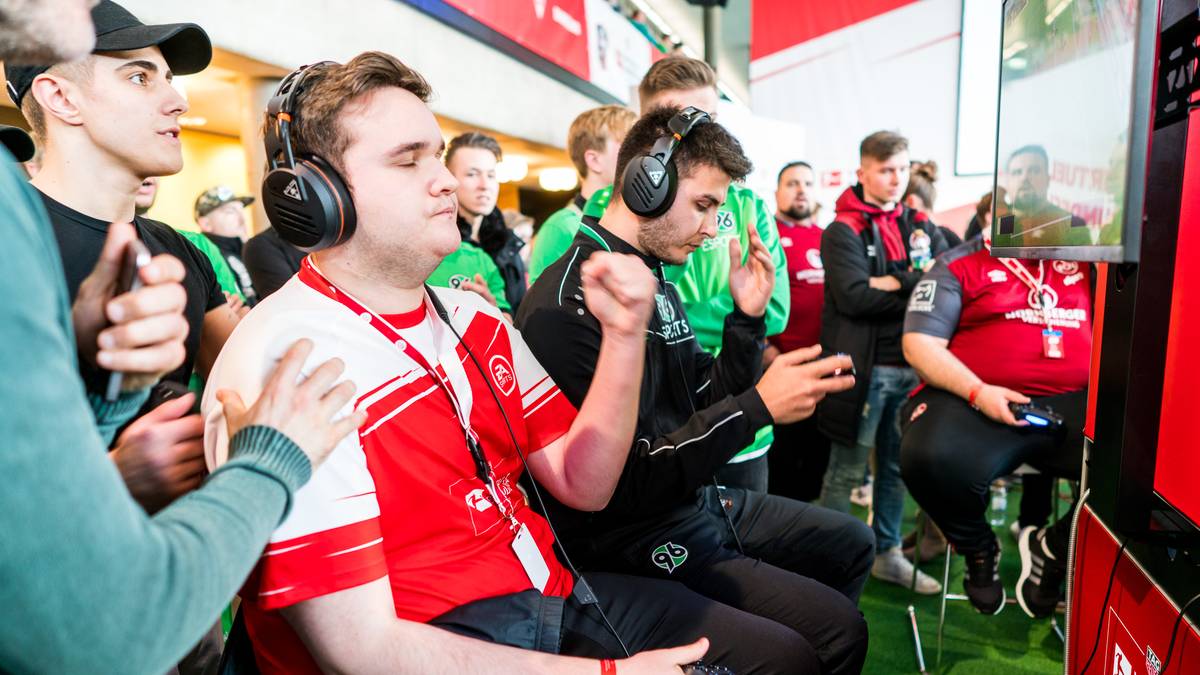 Der spätere Sieger Tim "TheStrxnger" Katnawatos durfte nicht nur auf der großen Bühne spielen, sondern musste auch an die Stationen. Hier jubelt er gegen Hannovers Erol Bernhard