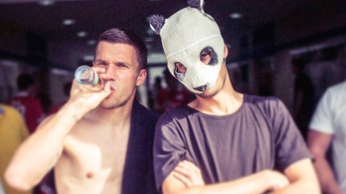 Auch Lukas Podolski hat natürlich frei. Und hängt mit "Cro" ab. Das ist der junge Mann rechts im Bild. Für die, die ihn nicht kennen: Er macht Musik. 