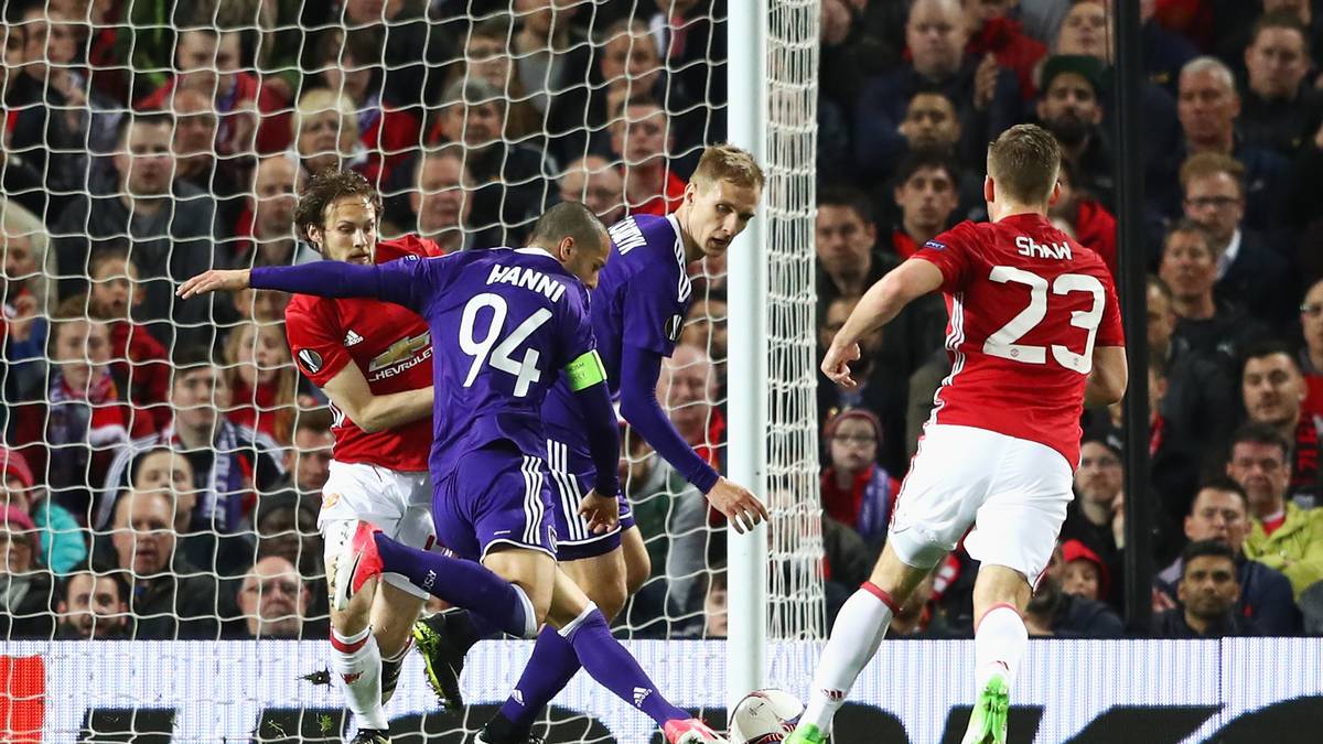 Sofianne Hanni erzielt nach einem Getümmel im Strafraum den Ausgleich für die Belgier