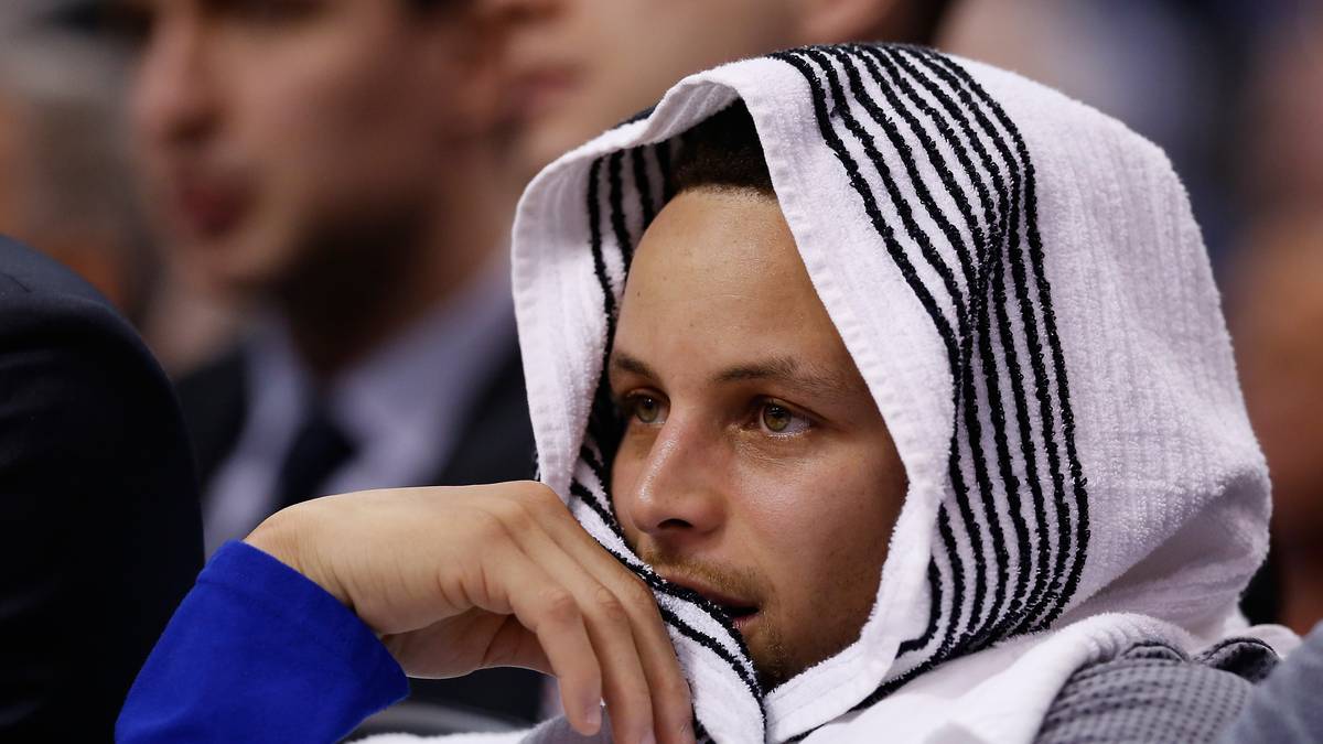 Steph Curry hüllt sich in ein Handtuch. Dabei haben seinen Golden State Warriors doch schon wieder gewonnen