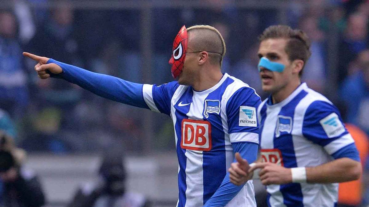 Es ist die Szene des Spieltags: Änis Ben-Hatira bejubelt seinen Treffer gegen Schalke mit einer Spiderman-Maske. Die Aktion ist aber weit mehr als nur ein Plagiat des bekannten Jubels von Dortmunds Pierre-Emerick Aubameyang, sondern hat einen rührenden Hintergrund. Auf wen Ben-Hatira zeigt und was es mit dem Jubel auf sich hat... dazu später mehr. SPORT1 zeigt die Bilder des Spieltags