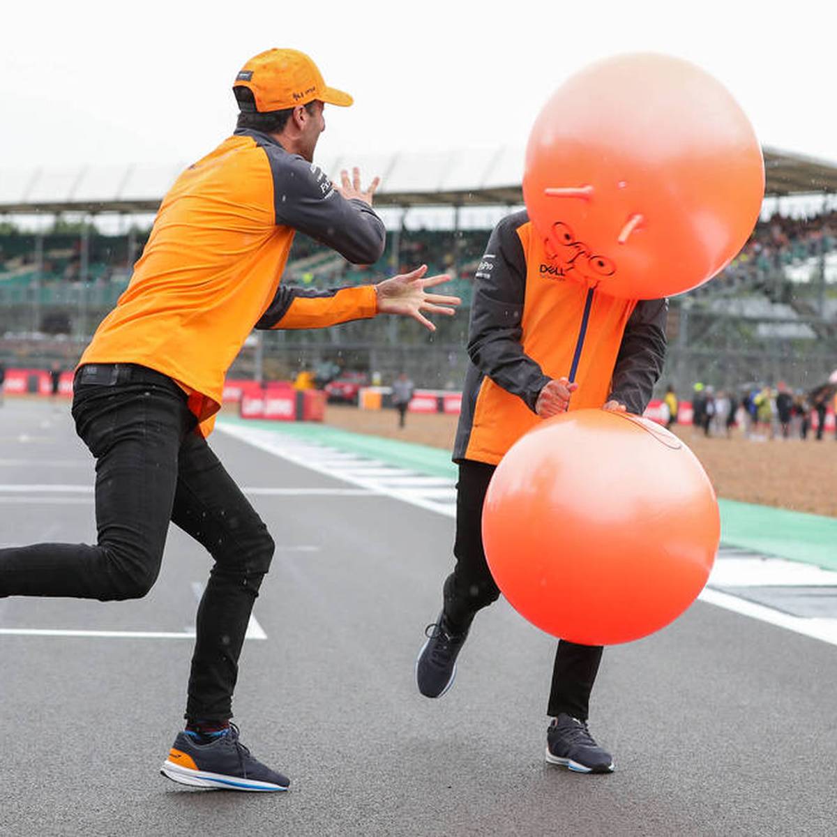 Was passiert, wenn man zwei Formel-1-Fahrer in ein Gummiball-Rennen schickt. Daniel Ricciardo und Lando Norris liefern die Antwort - mit kuriosem Ausgang. 