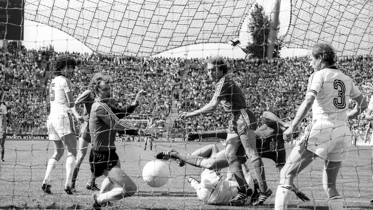 PLATZ 2 - 9 Tore, FC Bayern - Eintracht Frankfurt (7:2), 1981: In den ersten 45 Minuten fällt kein einziger Treffer, nach dem Seitenwechsel dürfen die Fans dann gleich neun Buden bejubeln. Paul Breitner erzielt bei Bayerns Kantersieg drei Tore, Karl-Heinz Rummenigge schnürt einen Doppelpack