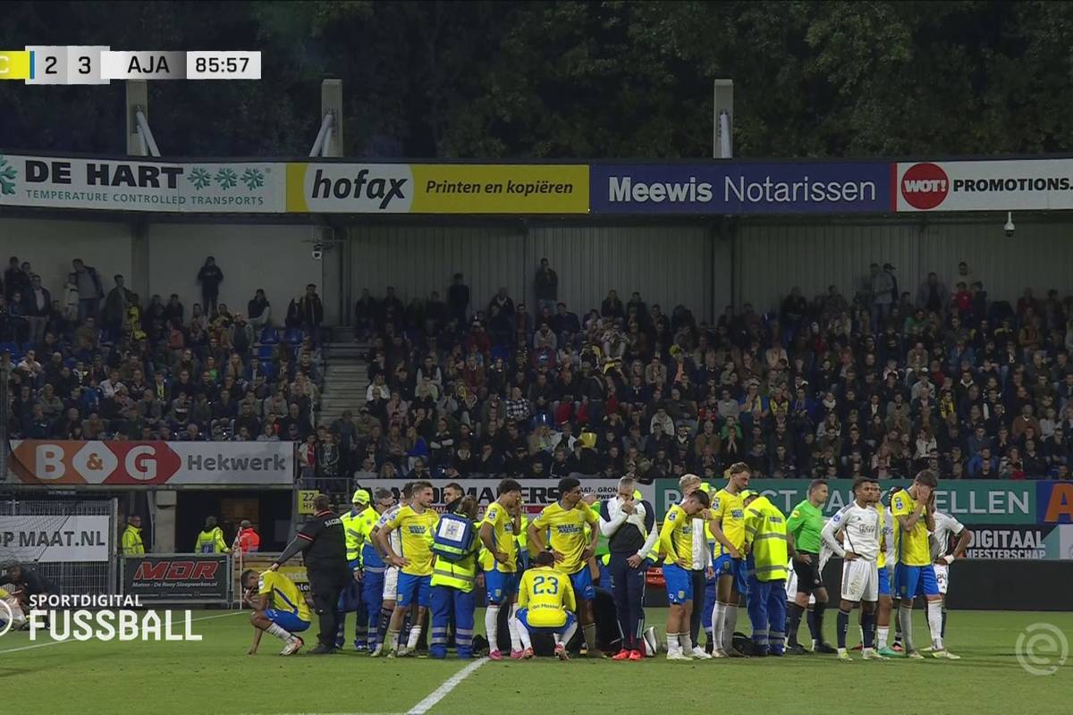 Die Partie in den Niederlanden zwischen RKC Waalwijk und Rekordmeister Ajax Amsterdam ist nach einem schweren Zusammenprall abgebrochen worden.