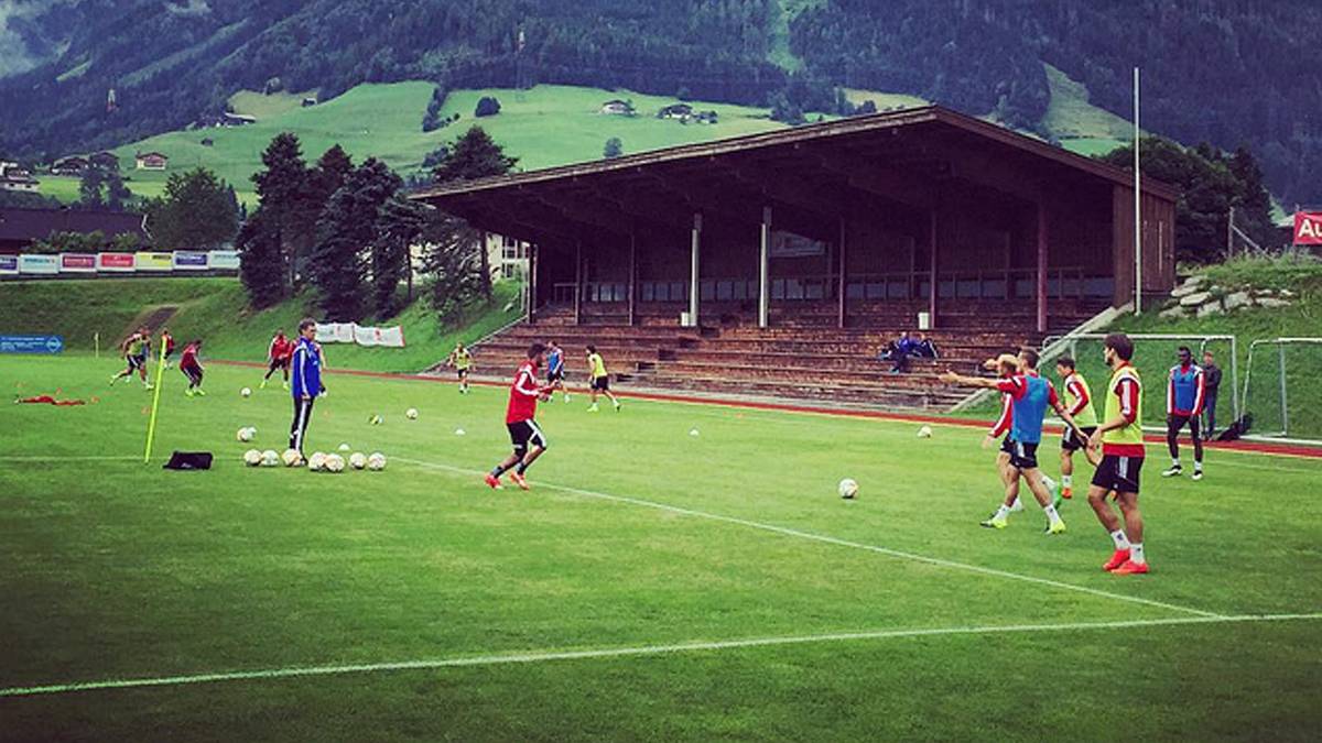 Vor der beeindruckenden Alpenkulisse des Salzburger Lands schwitzen die Spieler des FC Ingolstadt