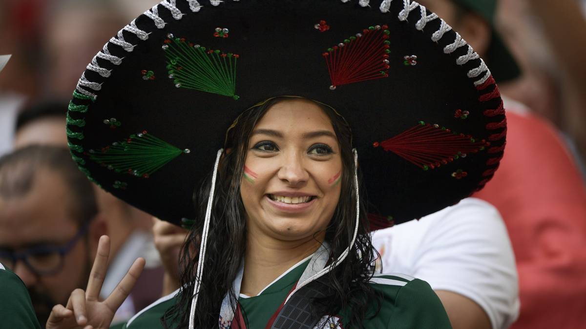 Viva Mexiko! Siegessicher zeigt die Mexikanerin mit Sombrero ein Peace-Zeichen