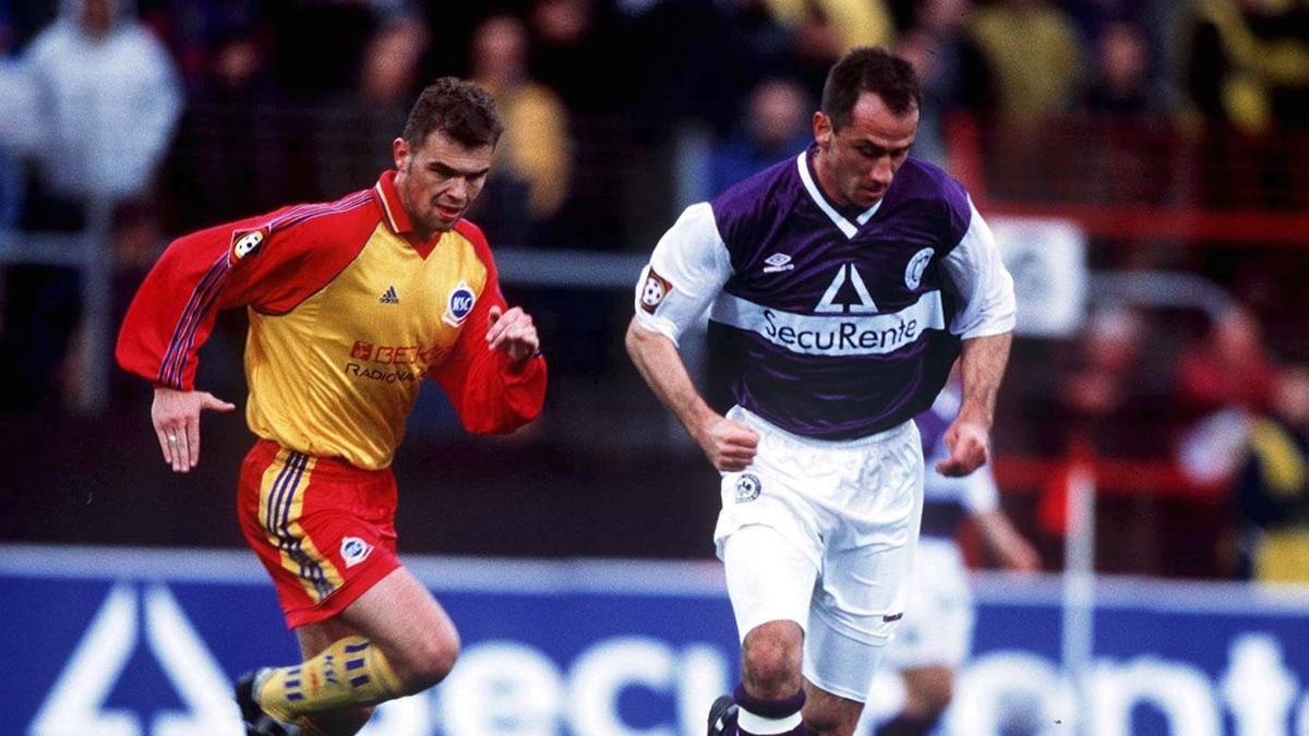 Sein älterer Bruder Matthias (r.) spielte ebenfalls als Fußballprofi unter anderem für Unterhaching, Bayern München und TeBe Berlin. Von Beginn der Saison 2009/10 bis Anfang Februar 2010 war er Trainer des österreichischen Bundesligisten LASK Linz, wo er auch 2004 seine Profikarriere beendete. Aktuell ist er als Scout bei Eintracht Frankfurt tätig