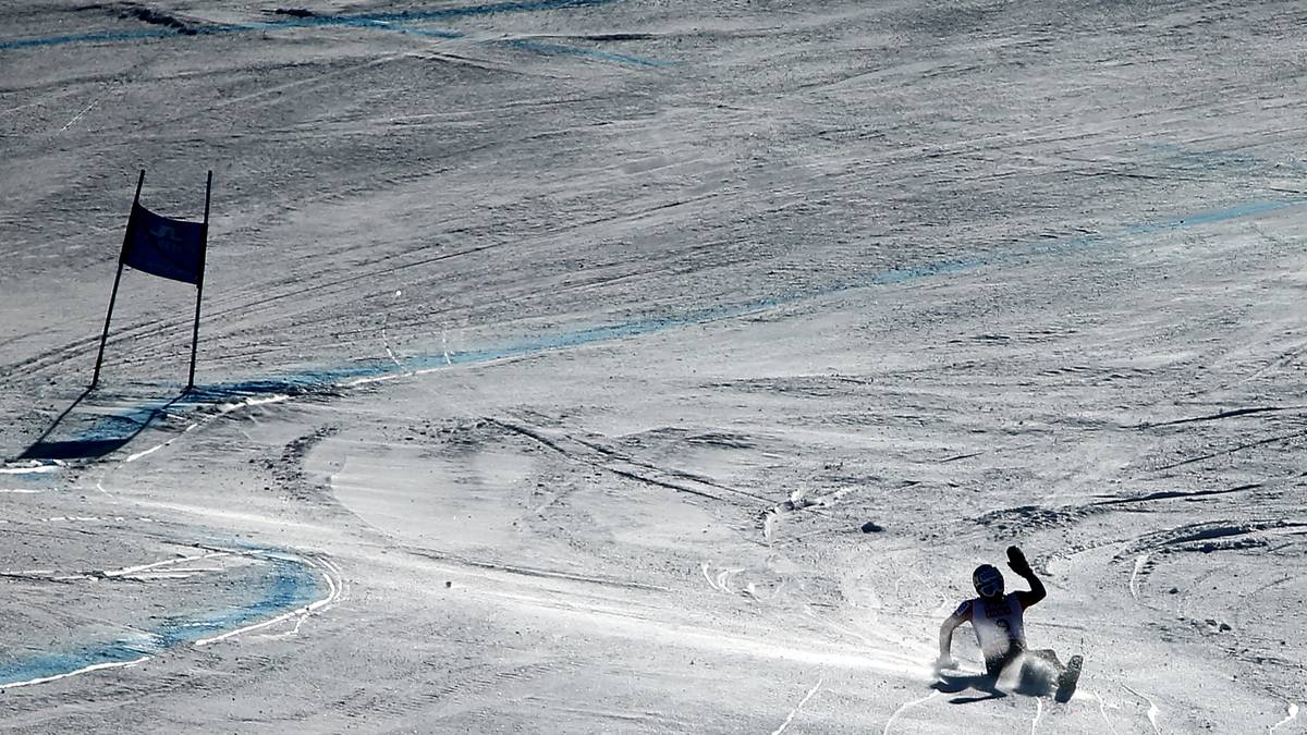 ...rutscht der Amerikaner noch über mehrere Meter hinweg den Hang hinunter. "Er hat gesagt, dass sein ganzer Körper schmerzt", berichtet Mannschaftskollege Travis Ganong, "er hat gesagt, es fühle sich, als sei er von einem Lastwagen angefahren worden und eine riesige Wunde an der Wade hat."