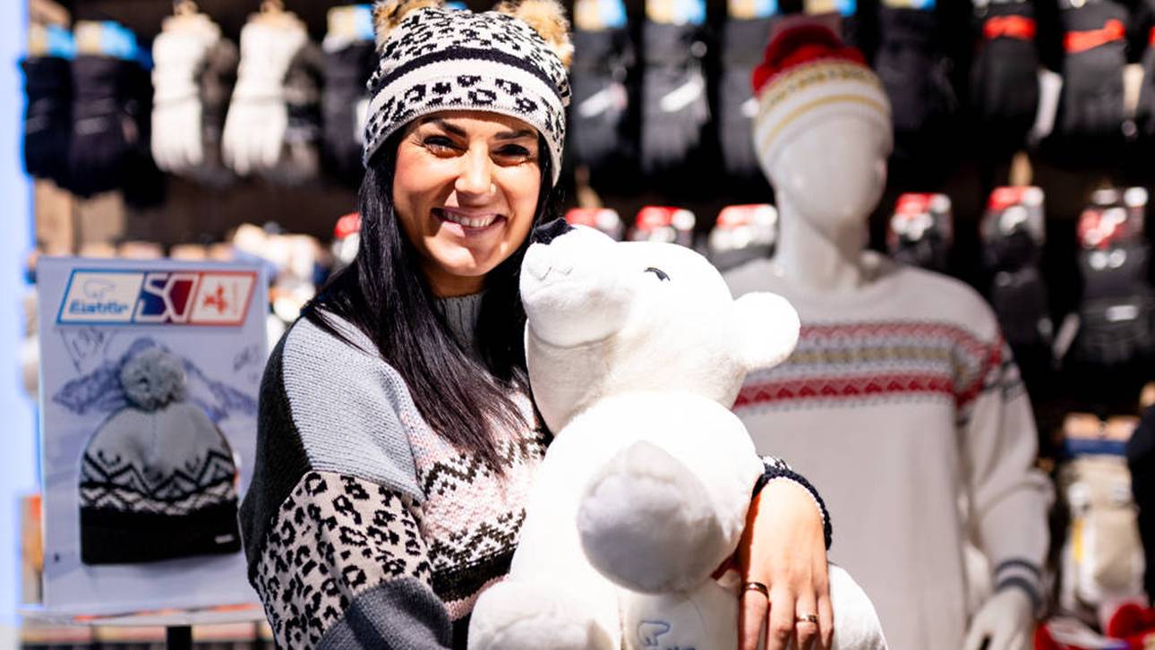 Ski-Ass zeigt stolz ihren Babybauch