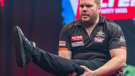 Dirk van Duijvenbode gewinnt gegen Mike De Decker beim German Darts Grand Prix und sorgt im Spiel für eine kuriose Situation.