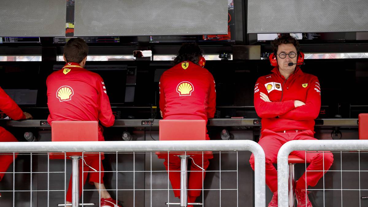 Ferrari-Teamchef Mattia Binotto (r.) hatte am Funk mit Leclerc und Vettel zu kämpfen