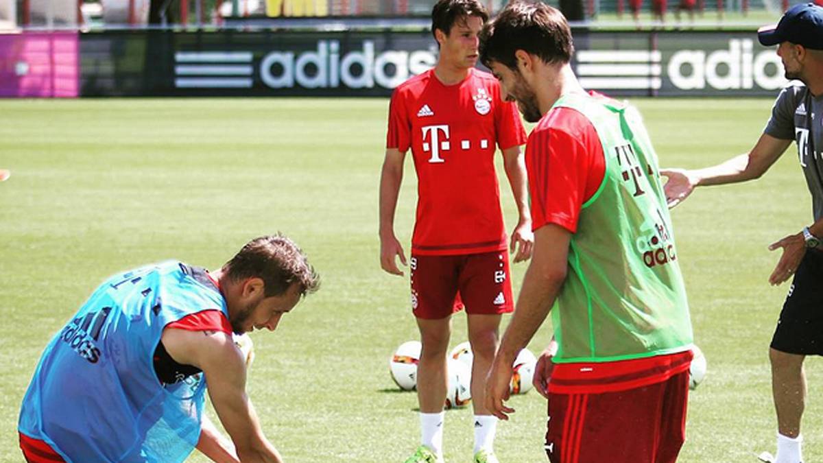 Der Brasilianer treibt seine Späße mit dem Wasserschlauch und verschont seine Bayern-Kollegen dabei nicht