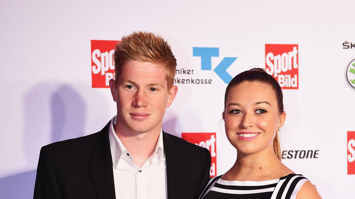 Kevin De Bruyne erscheint trotz ungewisser Zukunft mit seiner Freundin auf dem roten Teppich bei den Sport Bild Awards in Hamburg. Er lässt später am Abend aufhorchen. De Bruyne ist nicht die einzige Sportgröße von Rang auf dem roten Teppich.