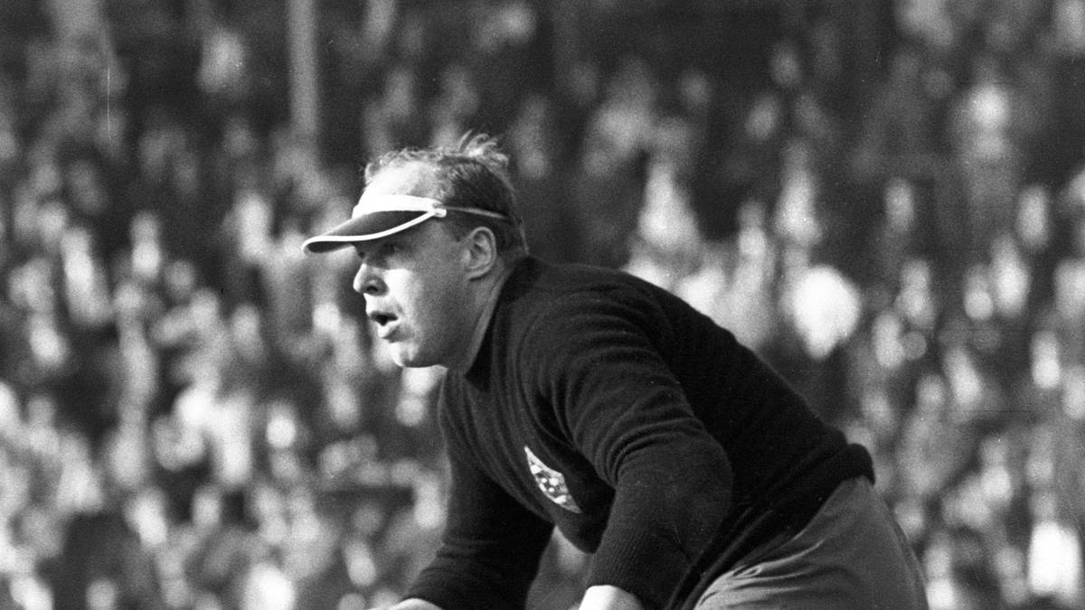 MANFRED ORZESSEK: Als der Torwart am 1. Juli 1961 von Gelsenkirchen nach Mönchengladbach wechselte, gab es die Bundesliga noch nicht. Zwei Jahre später schon, und noch einmal zwei Jahre später stieg Orzessek mit der Borussia in die Bundesliga auf. Dort kam er - bis auf eine Ausnahme - aber nur in der ersten Saison zum Einsatz