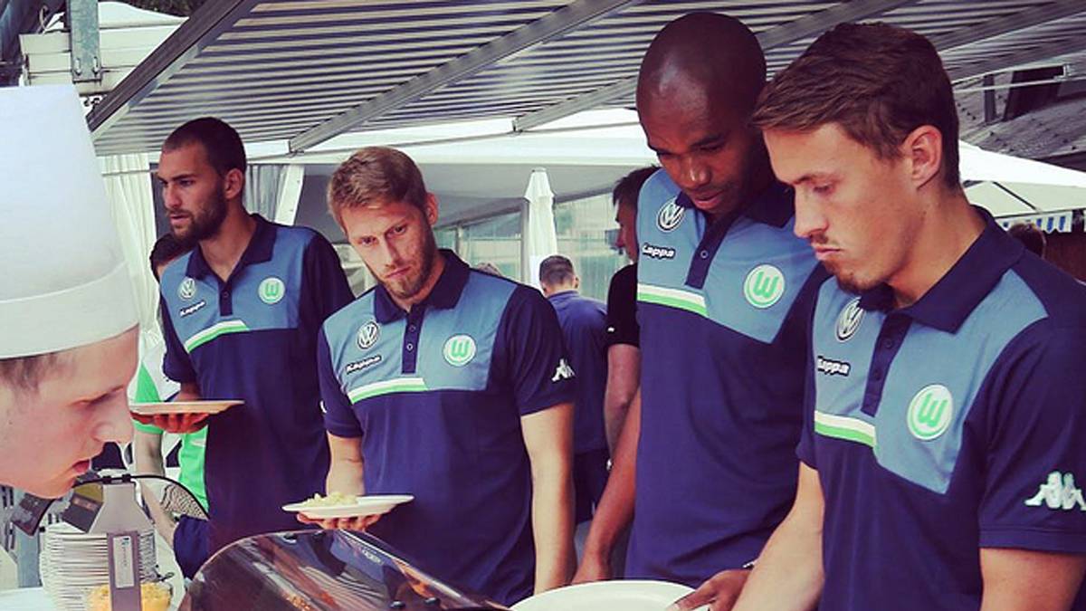 Die Belohnung am Büffett gibt's im Anschluss. Bas Dost, Hunt, Naldo und Max Kruse (v.l.) greifen zu