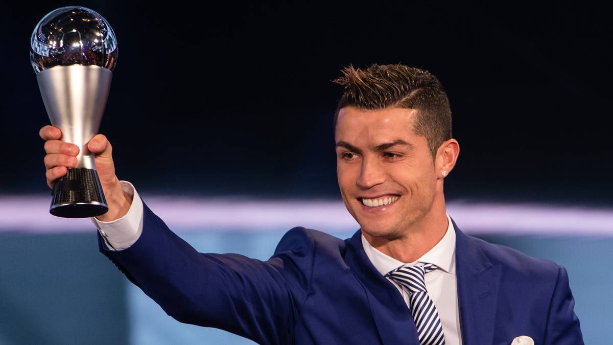 "Das war ein großartiges Jahr, das beste meiner Karriere", freut sich Ronaldo und fügt an: "Dass die Spieler von Barca nicht gekommen sind, kann ich verstehen"