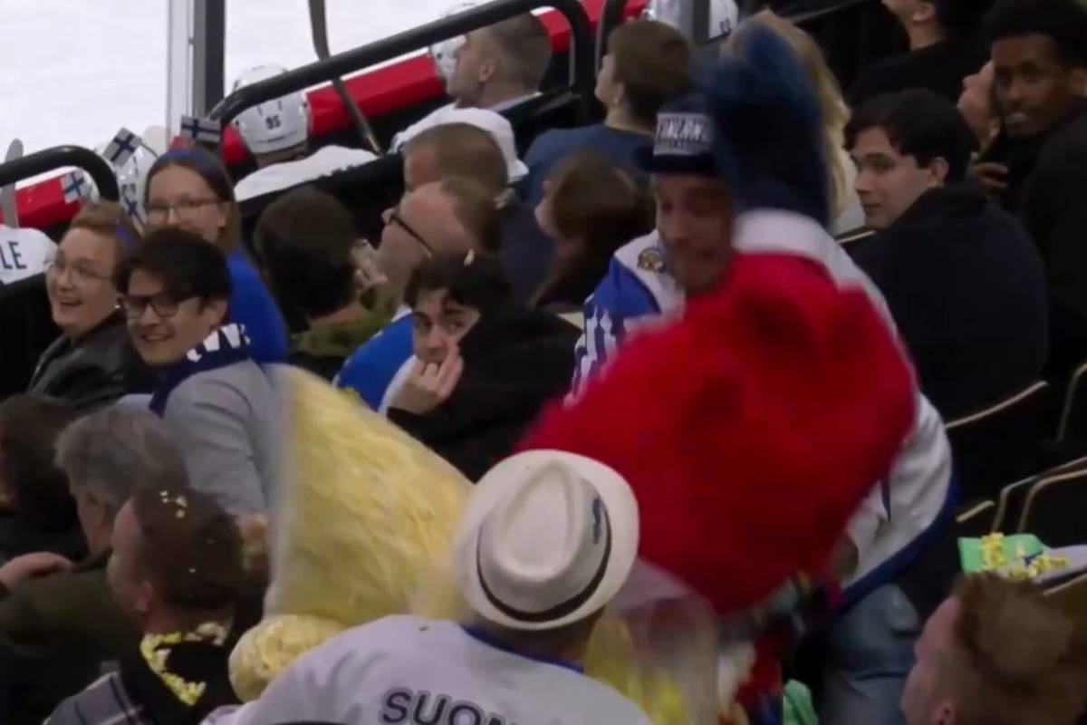 Kuriose Szenen bei der Eishockey-WM. Und das ausnahmsweise nicht auf dem Eis. Auf der Tribüne gerät ein Fan mit dem Maskottchen aneinander.