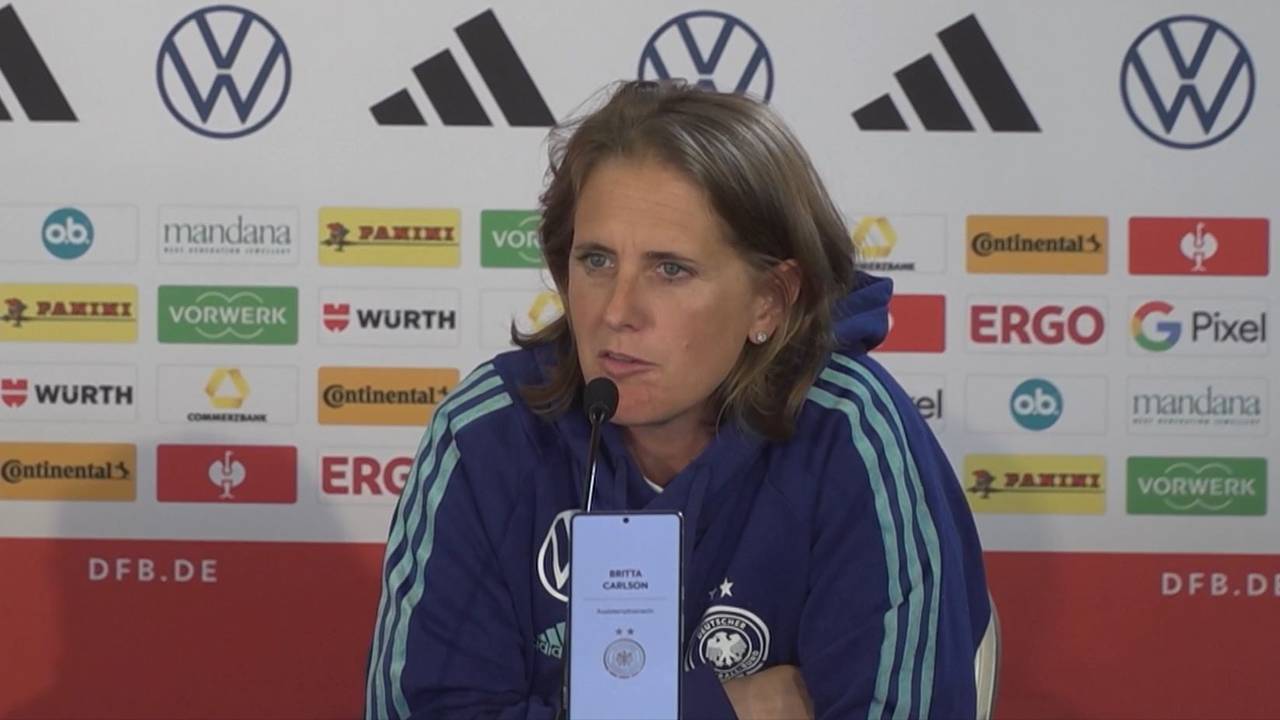 Elton besucht DFB-Frauen und frotzelt