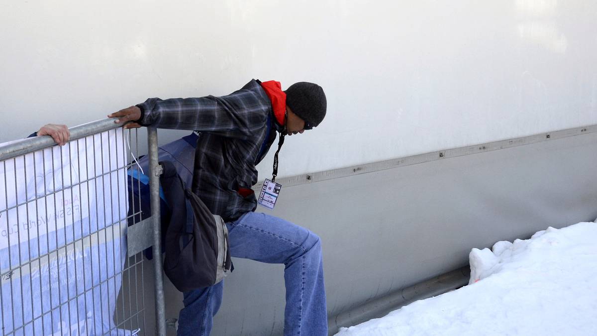 So richtig sicher bewegt sich Woods auf dem weißen Untergrund noch nicht...