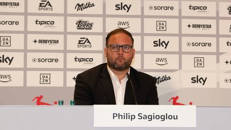 Philip Sagioglou auf einer Pressekonferenz der DFL