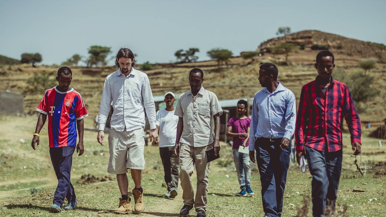 Neven Subotic (2.v.l.) kann in etwa nachvollziehen, welche Sorgen und Ängste die Menschen in Äthiopien plagen