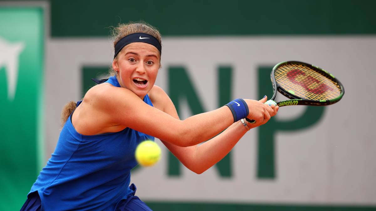 Jelena Ostapenko streckt sich nach dem Ball. Die Anstrengung ist ihr ins Gesicht geschrieben
