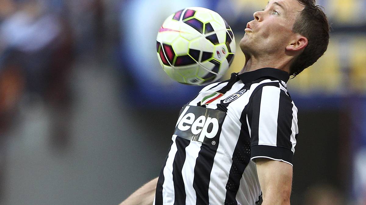 AUSSENVERTEIDIGUNG: Auf dem Platz kennt er keine Freunde, sagt Stephan Lichtsteiner. Nicht nur wegen seiner Aggressivität ist der Schweizer eine feste Größe auf der rechten Seite der Turiner. Denn er überzeugt auch mit einer guter Passquote im Spiel nach vorne - zu Lasten minimaler Schwächen im Abwehrverhalten