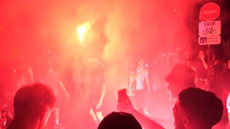 Ekstase in Paris: Die Fans der französischen Nationalmannschaft feiern in der Hauptstadt unter anderem mit Pyrotechnik den Halbfinal-Einzug ihrer Mannschaft. Doch auch die Anhänger von Marokko sind stolz auf ihr Team. 