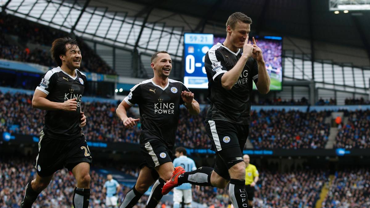 MEISTERSTÜCKE: Robert Huth feiert seinen Treffer beim 3:1 bei Manchester City am 25. Spieltag. Mit diesem Sieg und dem 1:0 bei Tottenham vier Spiele zuvor hält Leicester die beiden härtesten Konkurrenten auf Distanz und beweist seine Klasse in den direkten Duellen