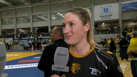 Der SC Potsdam gewinnt das erste Spiel der Halbfinalserie gegen den SSC Palmberg Schwerin. Nach dem Spiel zeigt sich Kapitänin Laura Emonts gelöst am Sport1-Mikrofon.